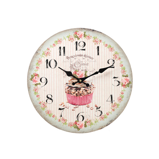Questo originale orologio da parete vintage presenta un quadrante decorato con un delizioso cupcake e una ghirlanda di rose rosate su uno sfondo a righe sottili. Il design retrò, arricchito da eleganti scritte francesi e numeri arabi neri ben leggibili, lo rende un complemento d'arredo perfetto per cucine o pasticcerie in stile Shabby Chic.