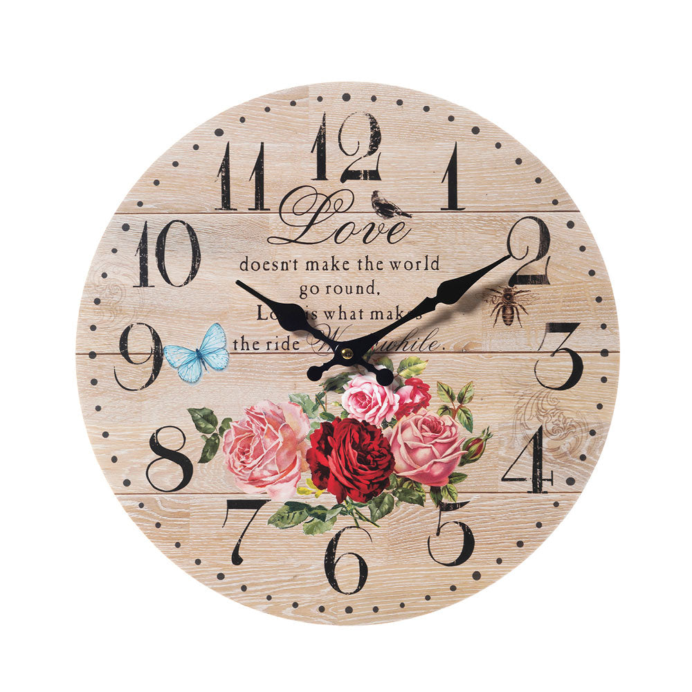Orologio da parete vintage in legno decorato con rose e farfalle. Questo orologio shabby chic presenta numeri arabi e la scritta "Love" per un tocco romantico.