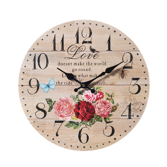 Orologio da parete vintage in legno decorato con rose e farfalle. Questo orologio shabby chic presenta numeri arabi e la scritta "Love" per un tocco romantico.