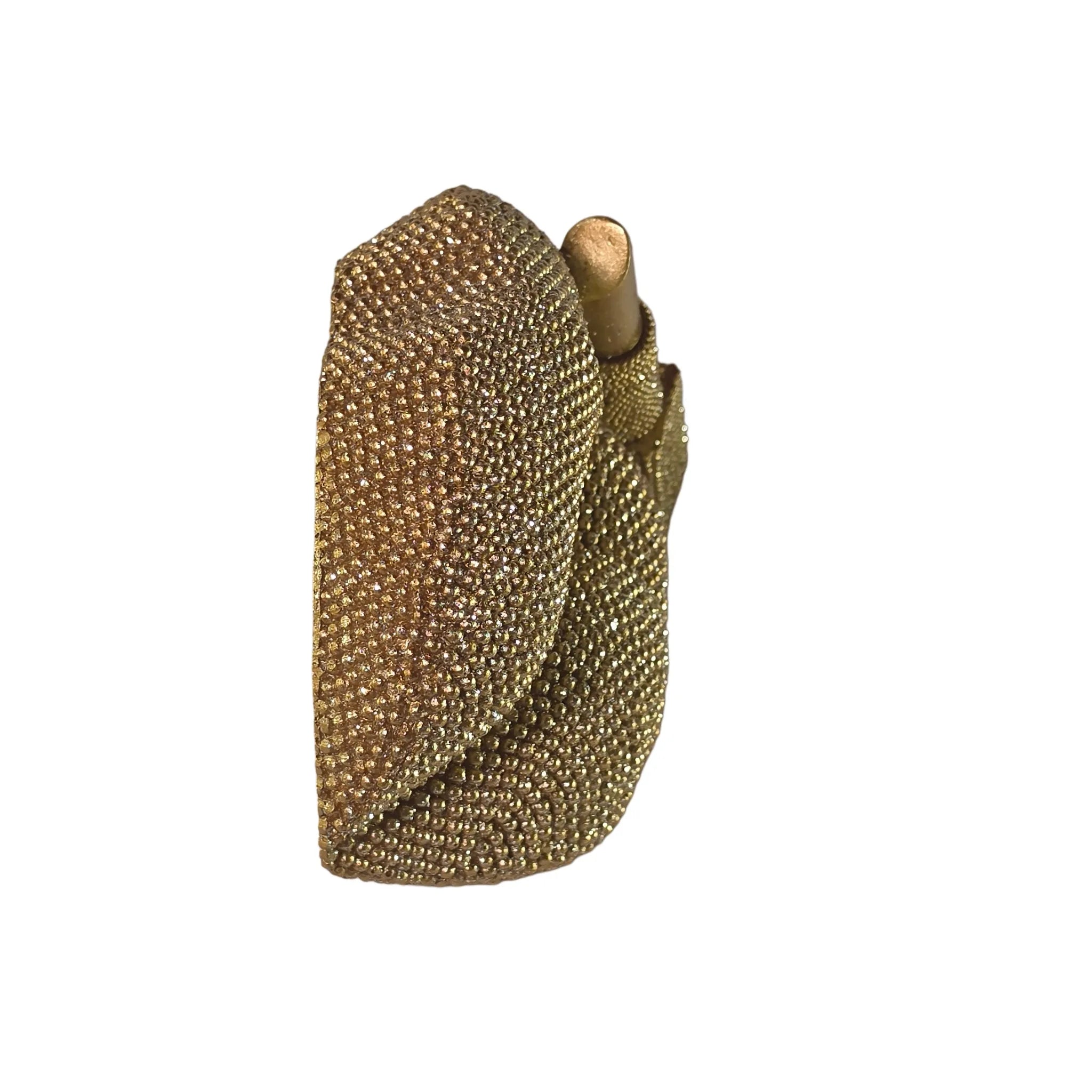 Statuina in resina raffigurante labbra dorate socchiuse con accanto un rossetto abbinato, interamente ricoperti di brillantini glitterati dall'effetto scintillante. Oggetto decorativo glamour firmato Sud Import, ideale come soprammobile per il beauty o idea regalo originale.