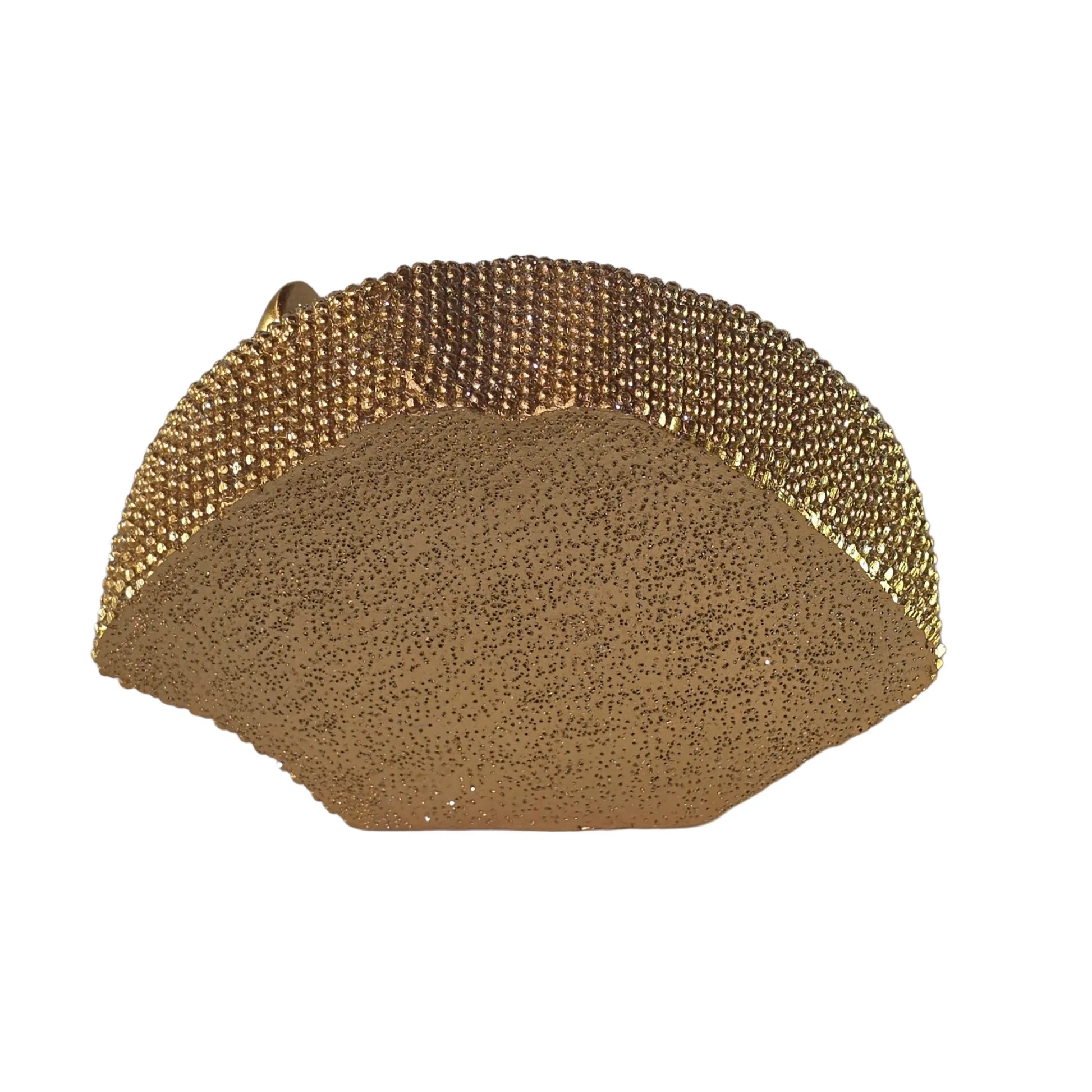 Statuina in resina raffigurante labbra dorate socchiuse con accanto un rossetto abbinato, interamente ricoperti di brillantini glitterati dall'effetto scintillante. Oggetto decorativo glamour firmato Sud Import, ideale come soprammobile per il beauty o idea regalo originale.