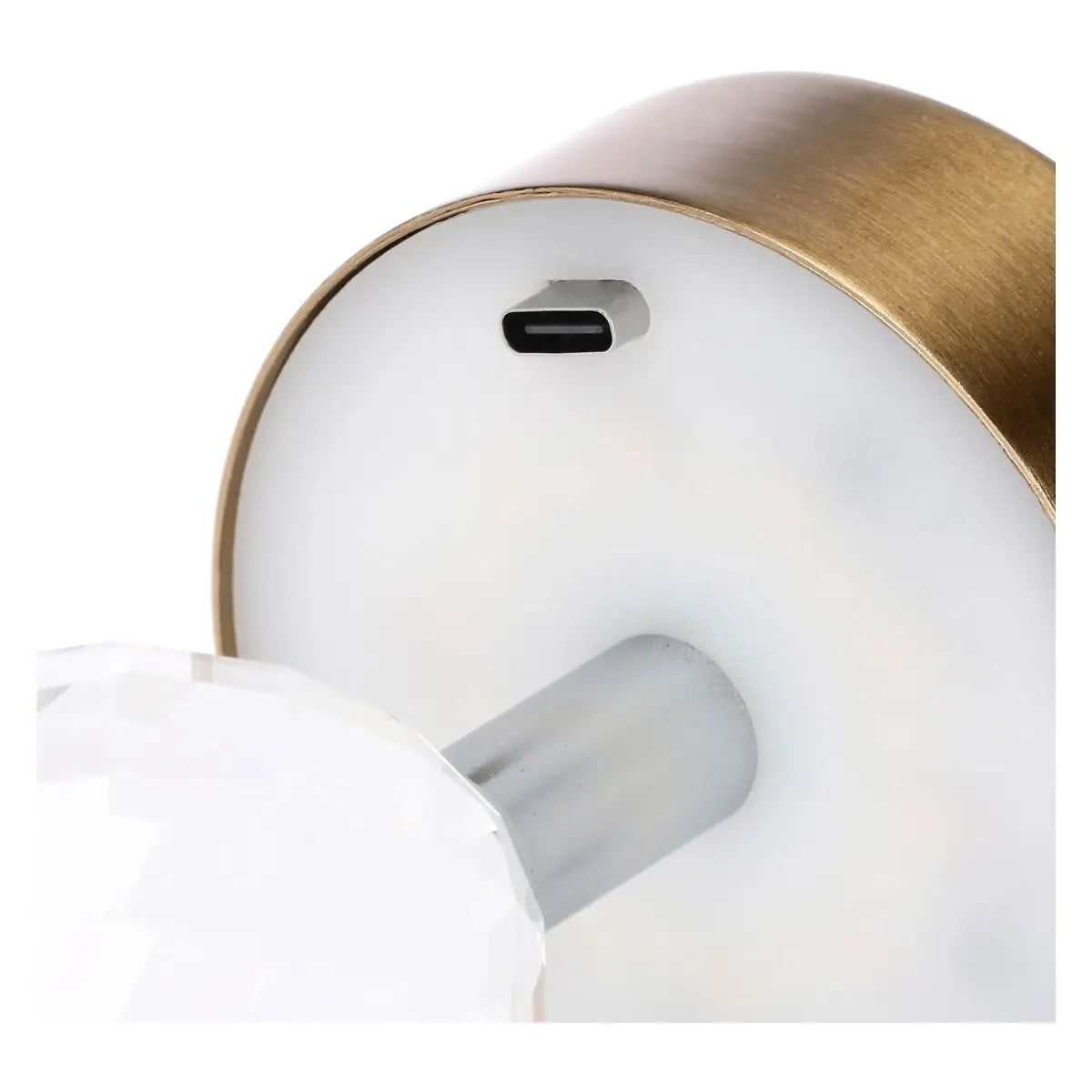 Dettaglio inferiore di lampada ricaricabile Thun bianco e oro: si distinguono la porta di ricarica USB-C, il pannello LED circolare e lo stelo cromato con cristallo sfaccettato.