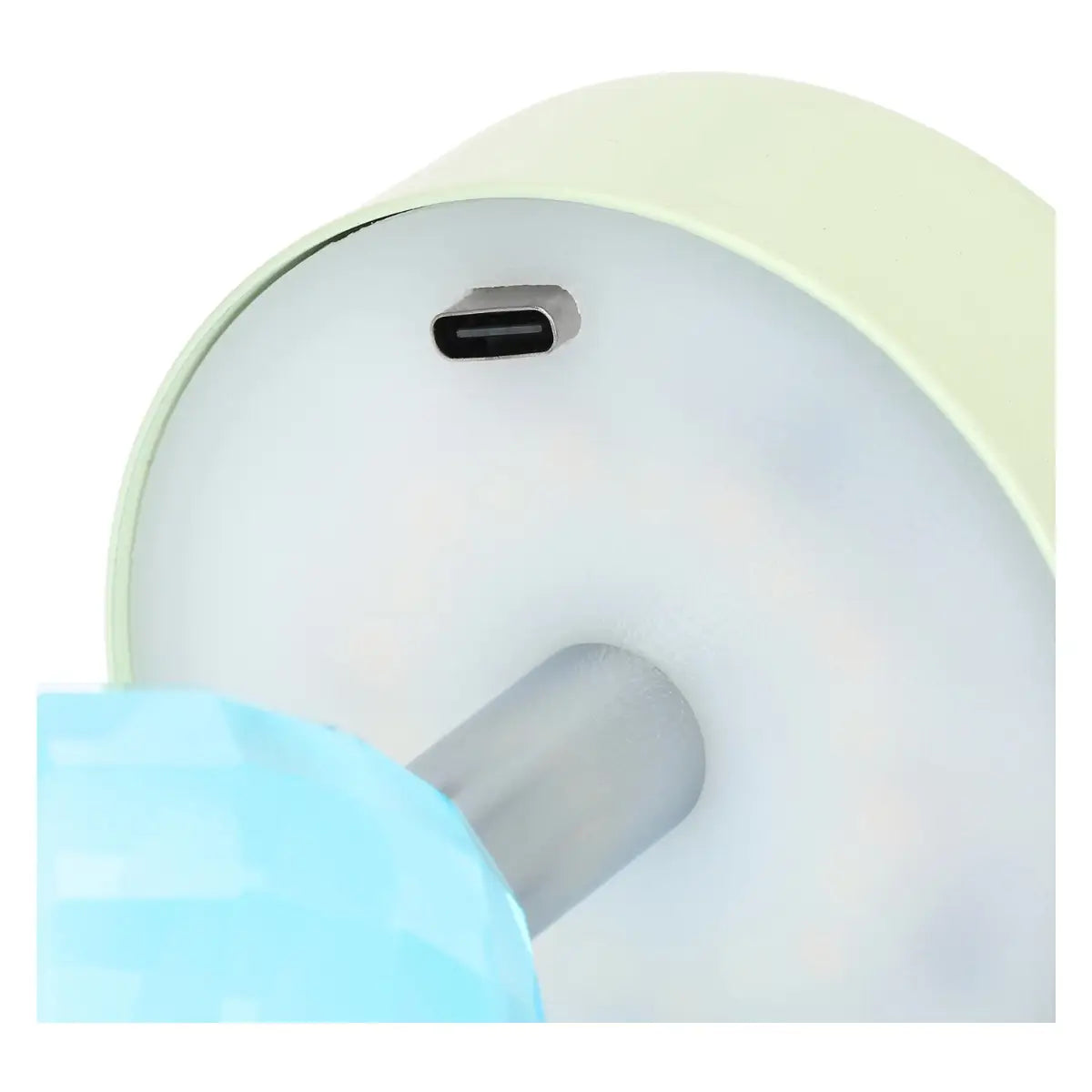 Dettaglio inferiore di lampada ricaricabile Thun azzurra e verde: si distinguono la porta di ricarica USB-C, il pannello LED circolare e lo stelo cromato con cristallo sfaccettato.