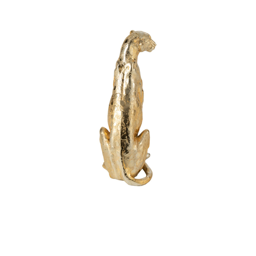 Statuina in poliresina dorata raffigurante un leopardo seduto in posizione eretta, con testa alta e coda avvolta lateralmente, superficie a effetto metallizzato con texture a macchie in rilievo. Scultura decorativa firmata Jolipa, ideale come oggetto d'arredo di design o idea regalo raffinata.