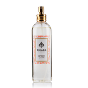 Fragranza spray per tessuti in flacone di vetro trasparente con erogatore dorato, etichetta decorata con motivo botanico a rami e foglie arancioni "Levante" firmata Chiara Firenze. Profumatore per tessuti elegante con logo a giglio, ideale per rinfrescare la casa o come idea regalo raffinata.