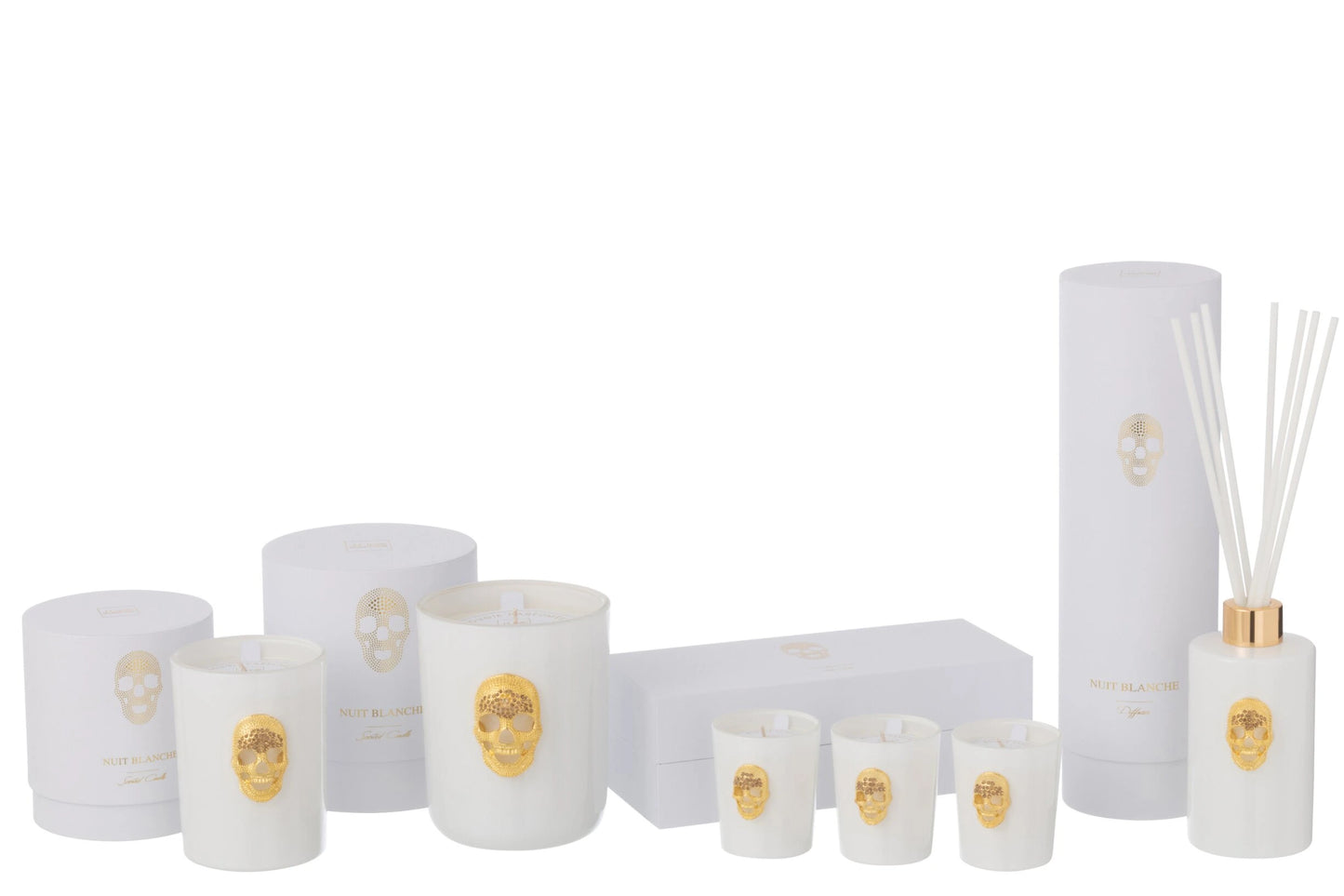 Collezione completa di candele profumate e diffusore d'ambiente a bastoncini della linea "Nuit Blanche" firmata Jolipa, caratterizzata da eleganti boccette e bicchieri in vetro bianco lucido impreziositi da un teschio dorato in rilievo. Questa esclusiva selezione di profumatori e candele decorative include scatole e confezioni regalo total white coordinate con dettagli in oro, perfetta come raffinata idea regalo o per impreziosire l'arredamento di interni moderni e di lusso.
