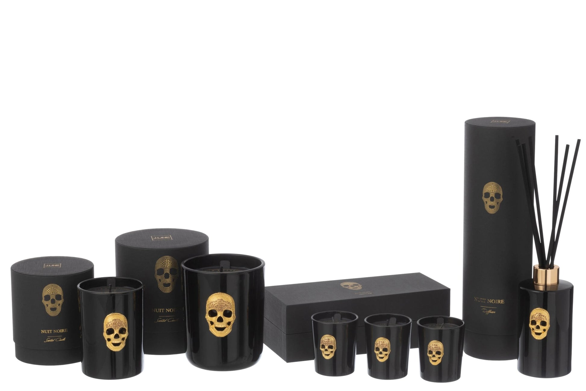 Collezione completa di candele profumate e diffusore d'ambiente a bastoncini "Cranio" Nuit Noire firmata Jolipa, caratterizzata da eleganti boccette e bicchieri in vetro nero lucido impreziositi da un teschio dorato in rilievo. Questa esclusiva linea di profumatori e candele decorative include scatole e confezioni regalo nere coordinate con dettagli in oro, perfetta come raffinata idea regalo o per impreziosire l'arredamento di interni moderni e di lusso.