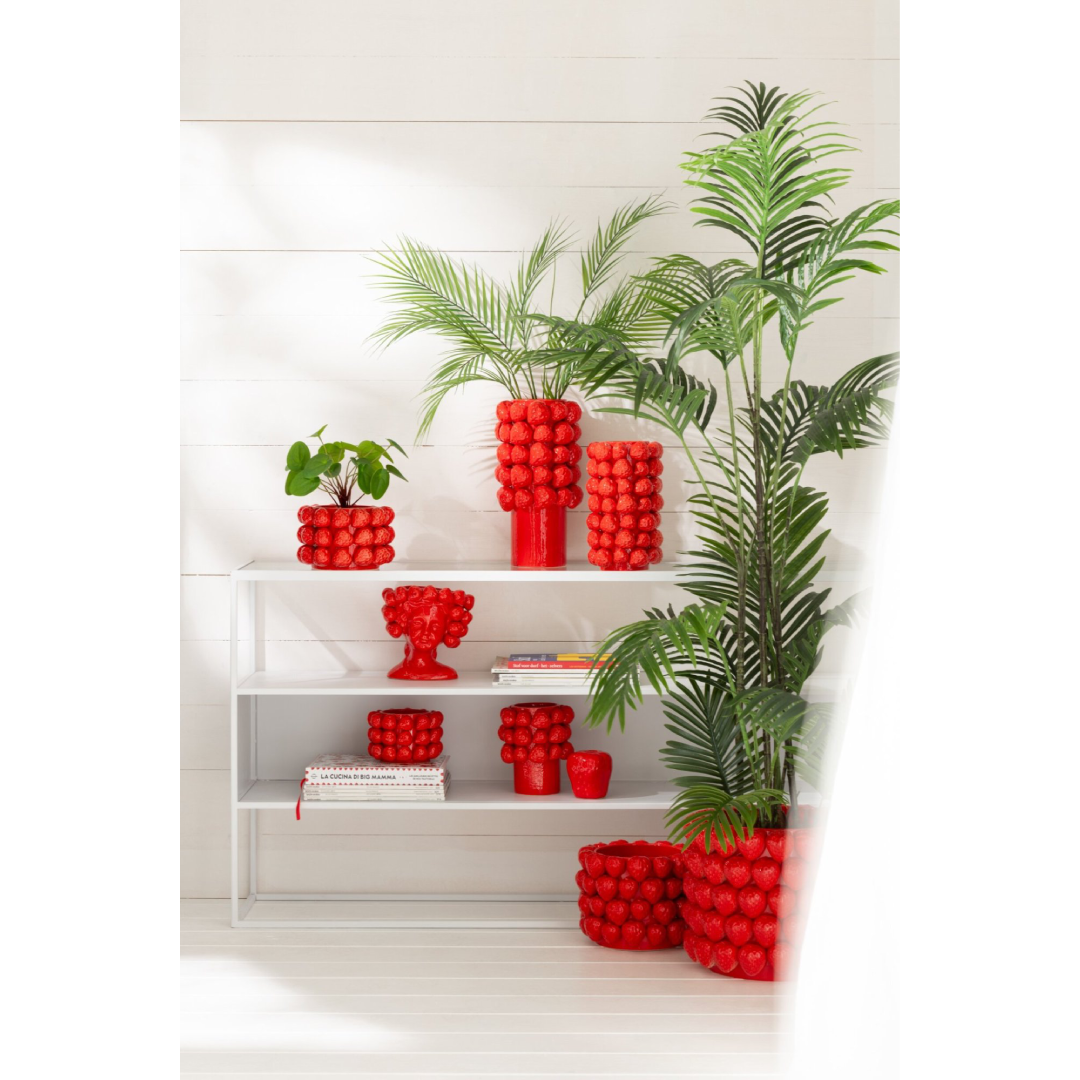 Portavaso in ceramica rossa lucida a forma cilindrica, interamente rivestito da fragole in rilievo disposte su tre file. Complemento d'arredo dal design fantasioso firmato Jolipa, ideale come vaso decorativo o idea regalo originale per la casa.