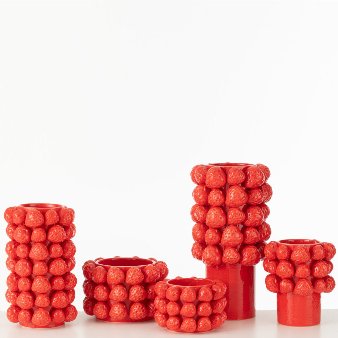 Portavaso in ceramica rossa lucida a forma cilindrica, interamente rivestito da fragole in rilievo disposte su tre file. Complemento d'arredo dal design fantasioso firmato Jolipa, ideale come vaso decorativo o idea regalo originale per la casa.