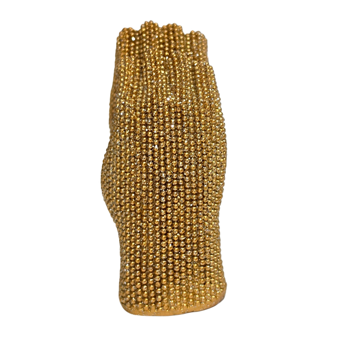 Statuina in resina raffigurante due mani dorate intrecciate a formare un cuore, interamente ricoperte di brillantini glitterati dall'effetto scintillante. Oggetto decorativo firmato Sud Import, ideale come soprammobile romantico o idea regalo per San Valentino e occasioni speciali.
