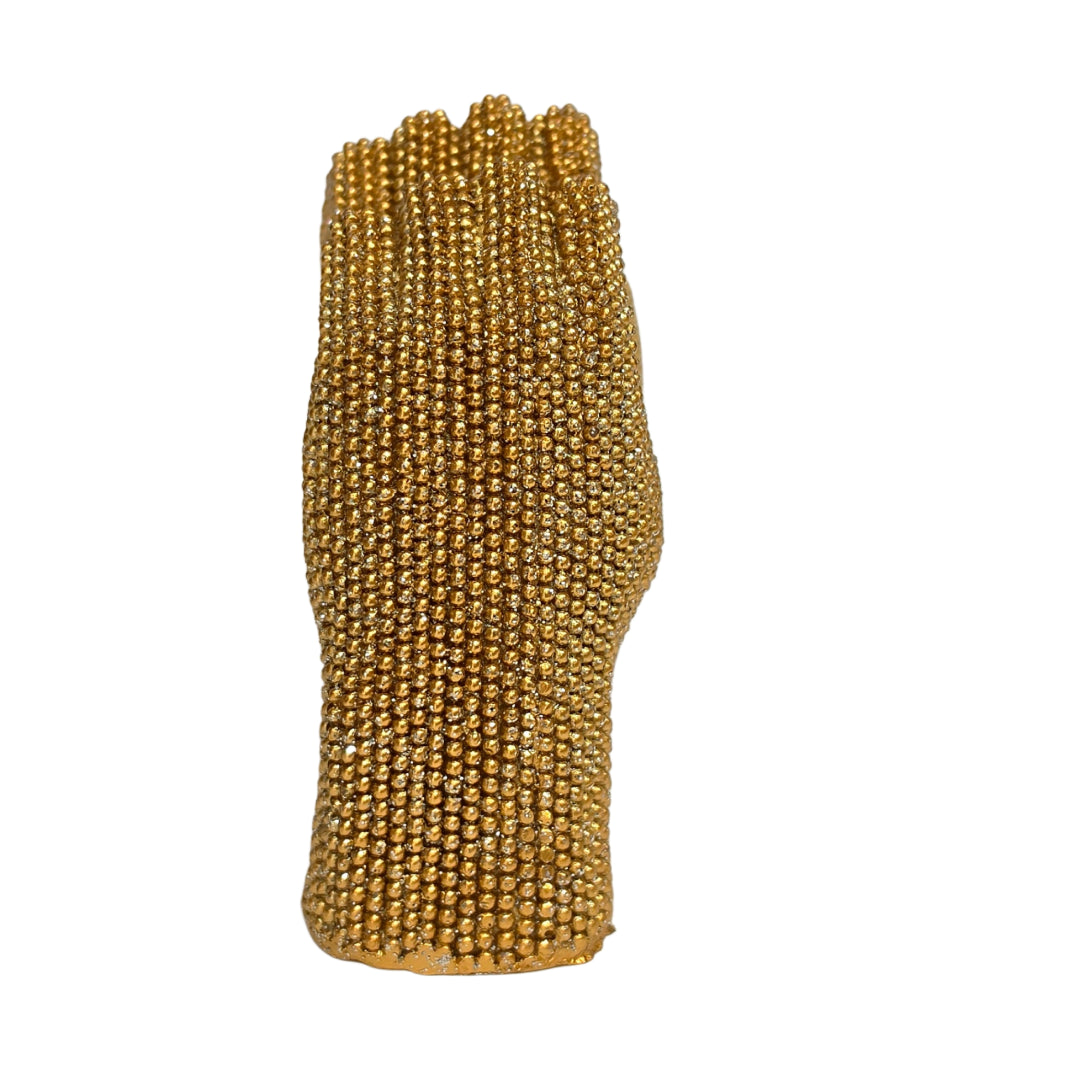 Statuina in resina raffigurante due mani dorate intrecciate a formare un cuore, interamente ricoperte di brillantini glitterati dall'effetto scintillante. Oggetto decorativo firmato Sud Import, ideale come soprammobile romantico o idea regalo per San Valentino e occasioni speciali.