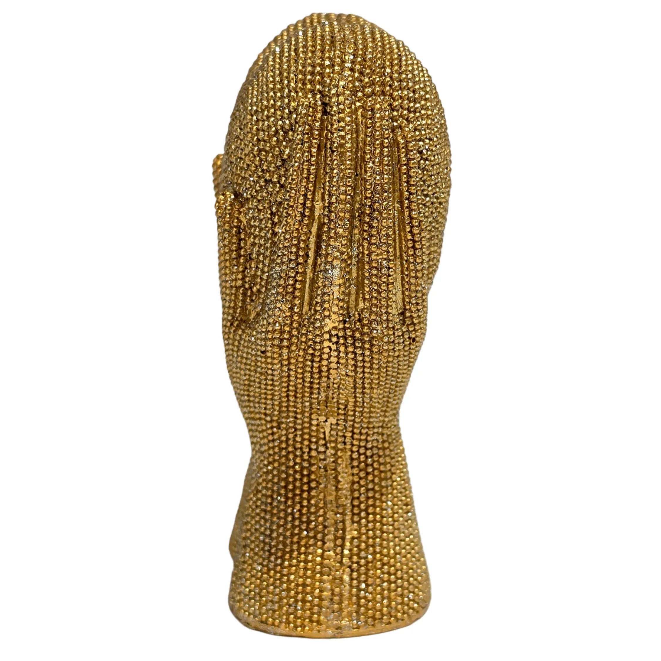 Statuina in resina raffigurante due mani dorate unite a formare un cuore visto frontalmente, interamente ricoperte di brillantini glitterati dall'effetto scintillante. Oggetto decorativo firmato Sud Import, ideale come soprammobile romantico o idea regalo per San Valentino e occasioni speciali.