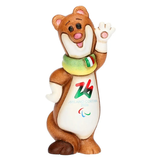 Statuina in ceramica della mascotte ufficiale Milo per i Giochi Paraolimpici di Milano Cortina 2026. Ermellino bruno con sciarpa verde e gialla, zampa alzata in segno di saluto e loghi ufficiali sul petto.