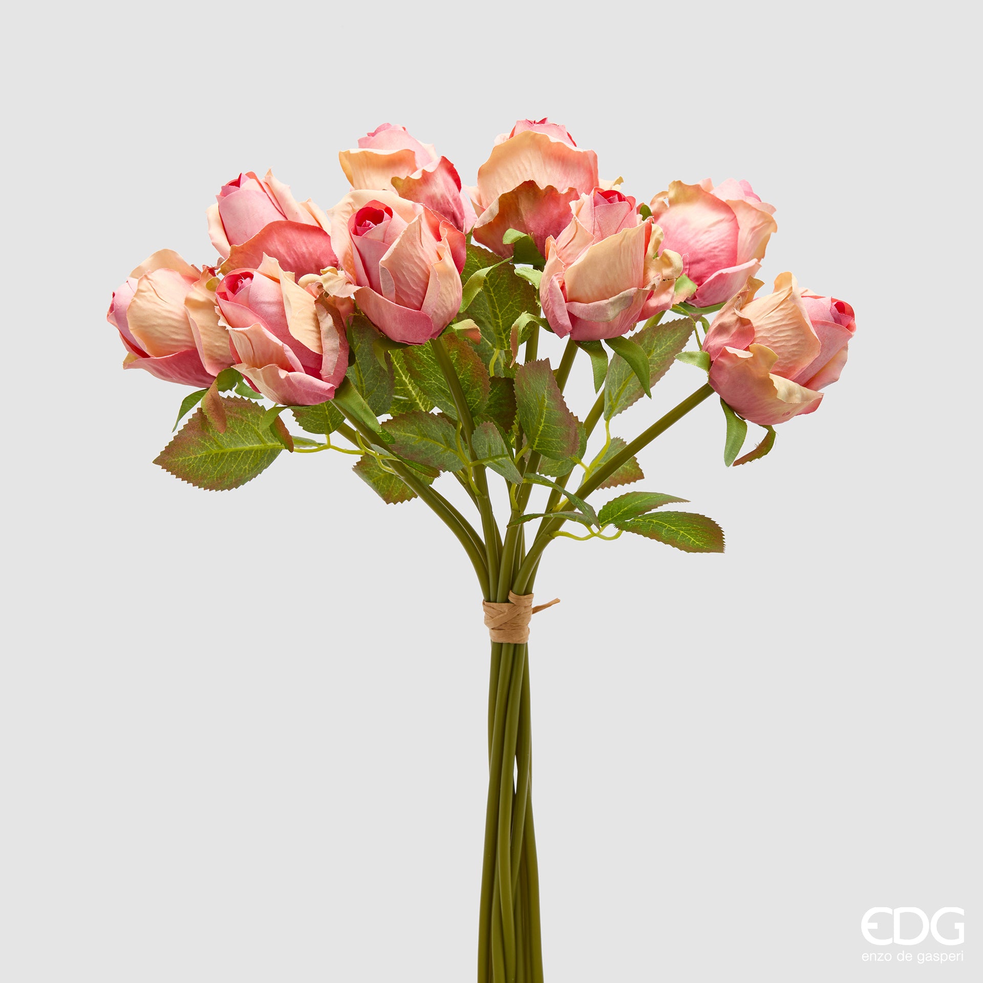 Mazzetto di rose rosa artificiali EDG Enzo de Gasperi in silicone rosa pesca con foglie verdi. Fiori realistici e steli legati, ideali per decorazioni floreali durevoli e home decor.