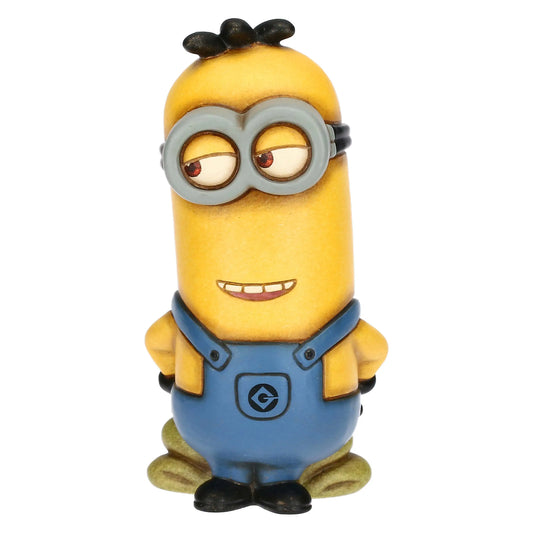 Statuina in ceramica Thun raffigurante il Minion Kevin in edizione limitata. Il personaggio è rappresentato con la tipica finitura materica Thun, indossa la classica salopette blu con logo "G" e presenta un'espressione divertita. Un pezzo da collezione raro che unisce lo stile iconico Thun all'universo Illumination.