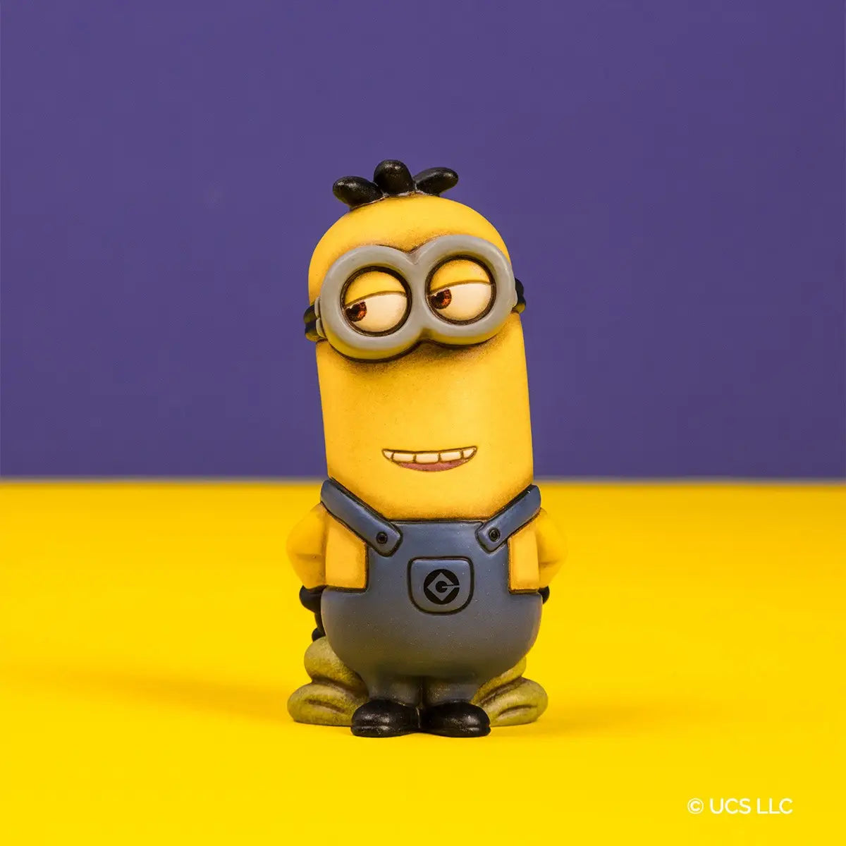 Statuina in ceramica Thun raffigurante il Minion Kevin in edizione limitata. Il personaggio è rappresentato con la tipica finitura materica Thun, indossa la classica salopette blu con logo "G" e presenta un'espressione divertita. Un pezzo da collezione raro che unisce lo stile iconico Thun all'universo Illumination.