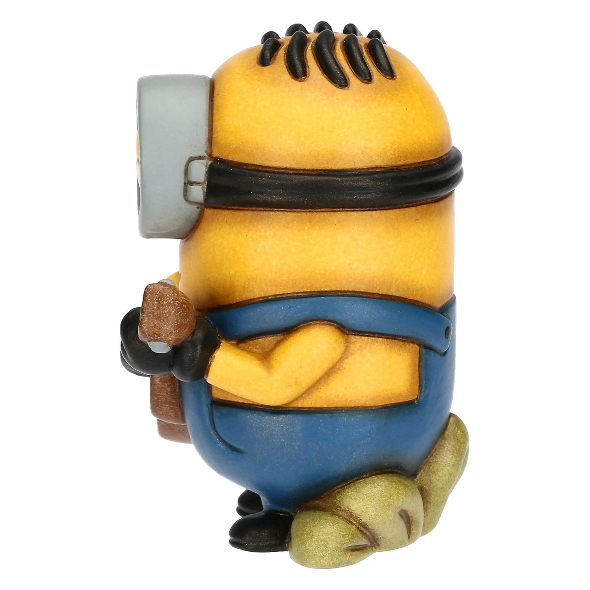 Statuina da collezione Stuart Minions x Thun in edizione limitata. Stuart è raffigurato seduto mentre abbraccia teneramente il suo orsetto di peluche, caratterizzato dai classici decori floreali Thun. Realizzato in ceramica con finitura materica opaca, presenta i colori iconici giallo e blu salopette con il logo "G" di Gru.