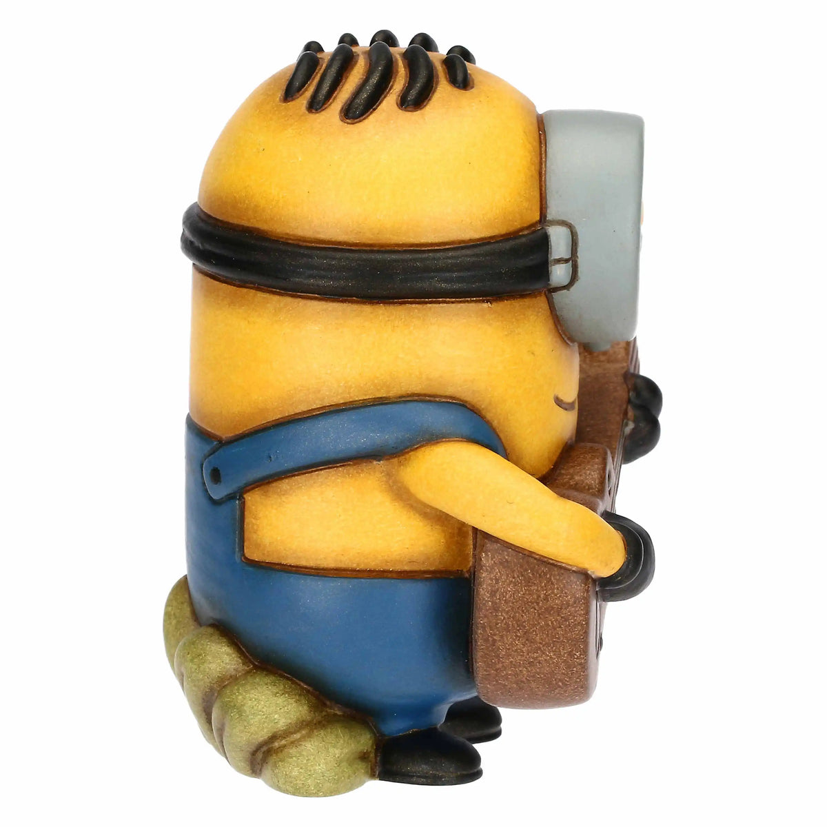 Statuina da collezione Stuart Minions x Thun in edizione limitata. Stuart è raffigurato seduto mentre abbraccia teneramente il suo orsetto di peluche, caratterizzato dai classici decori floreali Thun. Realizzato in ceramica con finitura materica opaca, presenta i colori iconici giallo e blu salopette con il logo "G" di Gru.