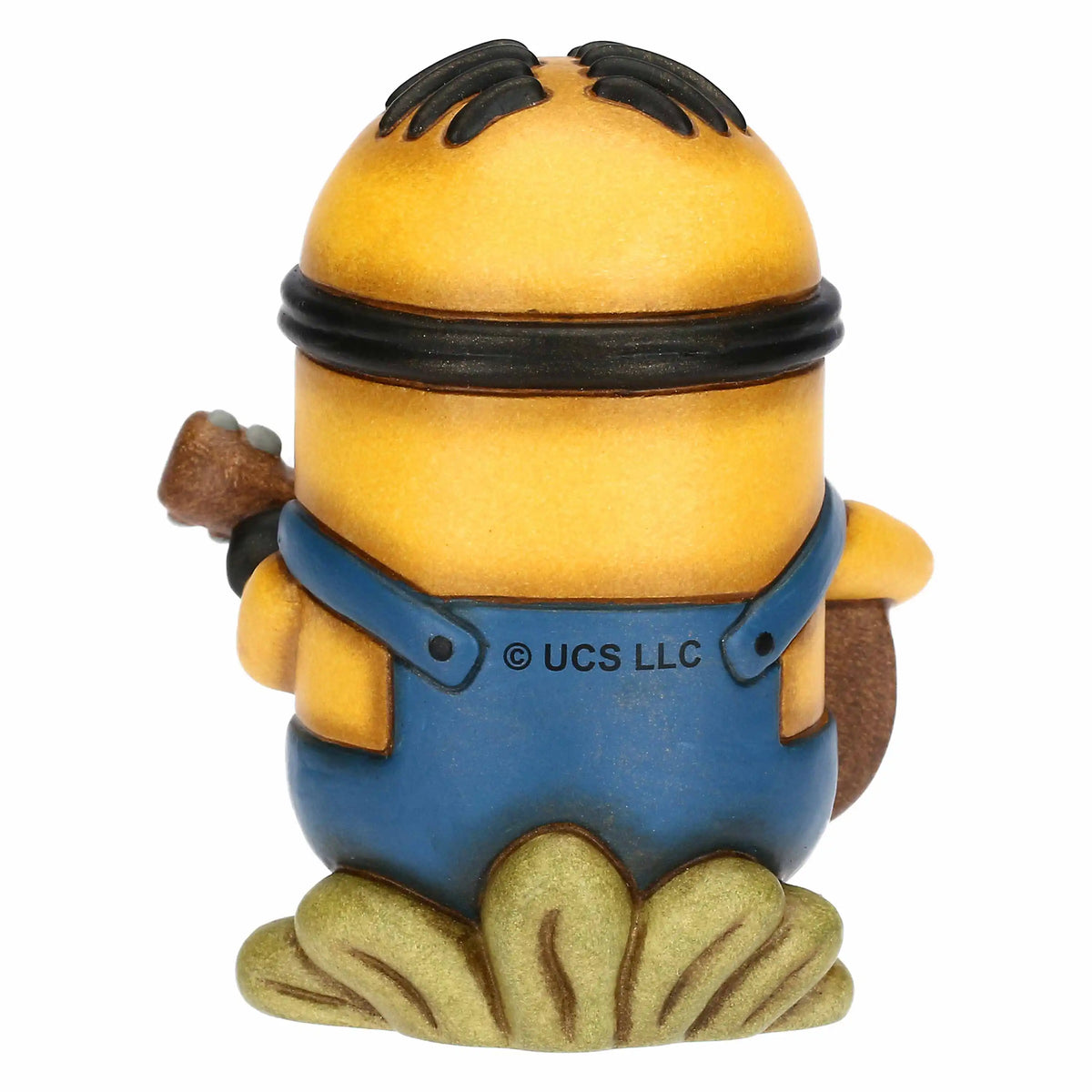 Statuina da collezione Stuart Minions x Thun in edizione limitata. Stuart è raffigurato seduto mentre abbraccia teneramente il suo orsetto di peluche, caratterizzato dai classici decori floreali Thun. Realizzato in ceramica con finitura materica opaca, presenta i colori iconici giallo e blu salopette con il logo "G" di Gru.
