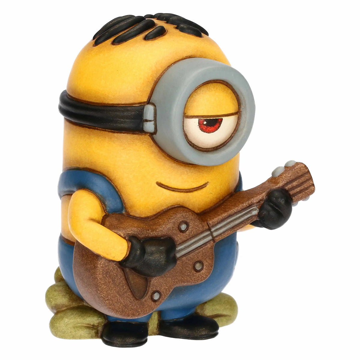 Statuina da collezione Stuart Minions x Thun in edizione limitata. Stuart è raffigurato seduto mentre abbraccia teneramente il suo orsetto di peluche, caratterizzato dai classici decori floreali Thun. Realizzato in ceramica con finitura materica opaca, presenta i colori iconici giallo e blu salopette con il logo "G" di Gru.