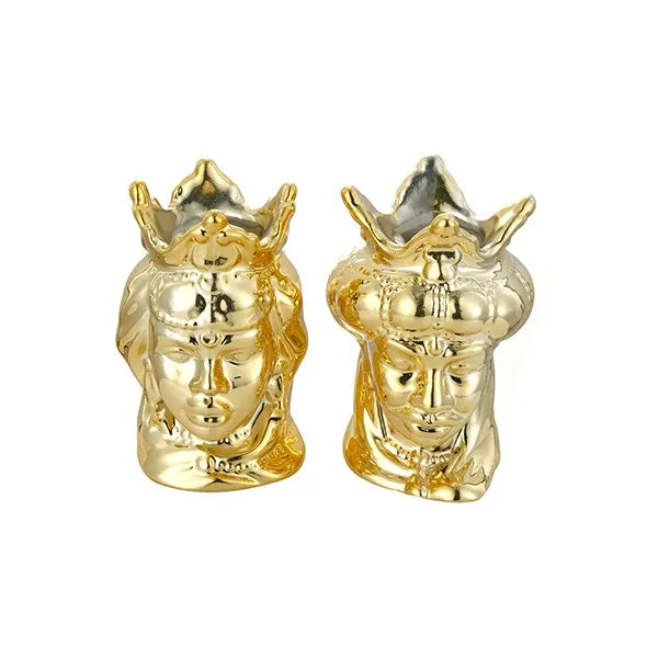 Coppia di diffusori in ceramica dorata a forma di teste di moro coronate, con volto femminile e maschile dai tratti stilizzati e finitura lucida metallizzata. Oggetto decorativo dalla tradizione siciliana firmato Montemaggi, ideale come soprammobile elegante o idea regalo raffinata.