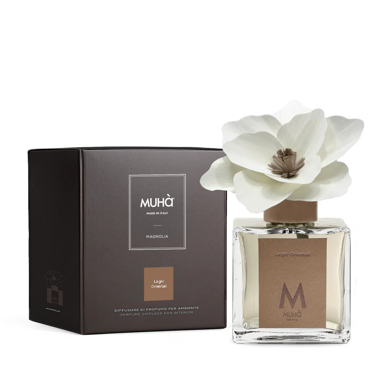 Diffusore Muhà Magnolia Legni Orientali con flacone in vetro, fiore diffusore panna e scatola nera elegante. Prodotto Made in Italy per profumazione d'ambienti.