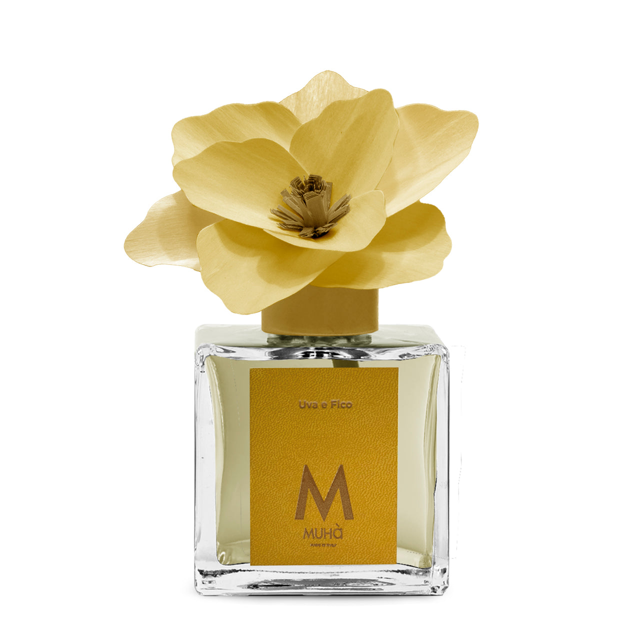 rofumatore d'ambiente Muhà Magnolia: flacone quadrato in vetro trasparente con essenza Uva e Fico e scenografico fiore in betulla color giallino.