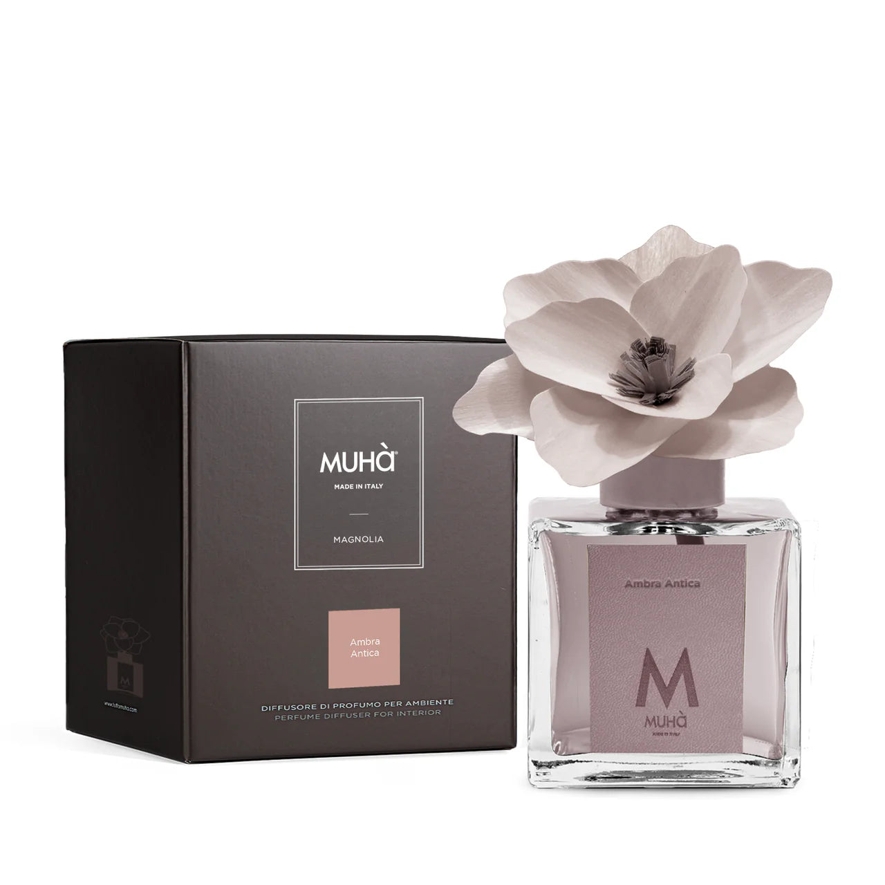 Diffusore Muhà Magnolia Ambra antica con flacone in vetro, fiore diffusore viola grigio e scatola nera elegante. Prodotto Made in Italy per profumazione d'ambienti.