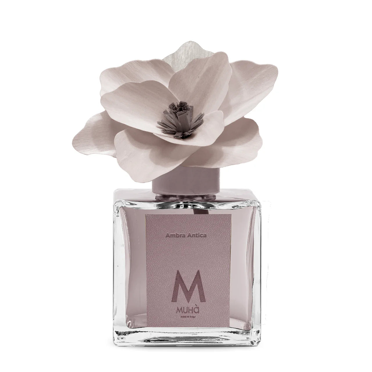 Profumatore d'ambiente Muhà Magnolia: flacone quadrato in vetro trasparente con essenza Ambra Antica e scenografico fiore in betulla color viola grigio.
