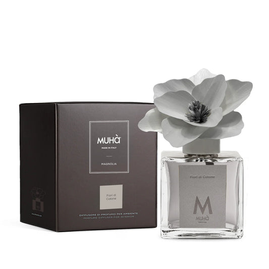 Diffusore Muhà Magnolia Fiori di Cotone con flacone in vetro, fiore diffusore grigio e scatola nera elegante. Prodotto Made in Italy per profumazione d'ambienti.