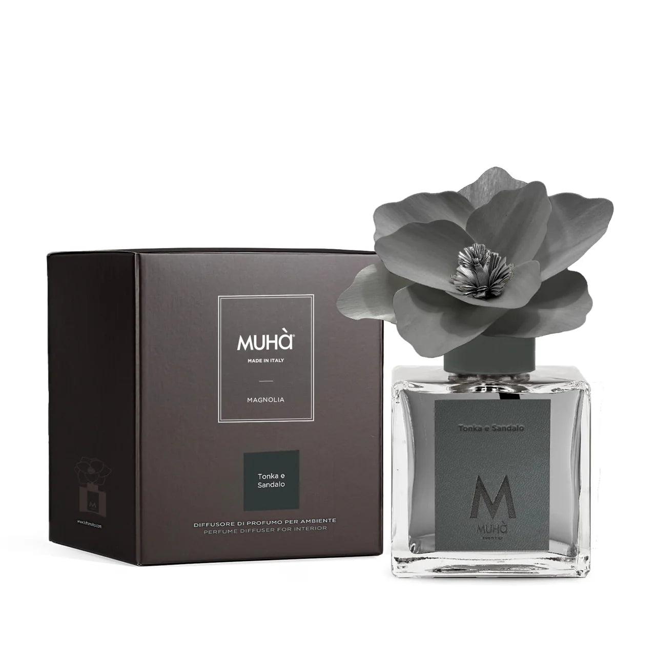 Diffusore Muhà Magnolia Tonka e Sandalo con flacone in vetro, fiore diffusore grigio e scatola nera elegante. Prodotto Made in Italy per profumazione d'ambienti.