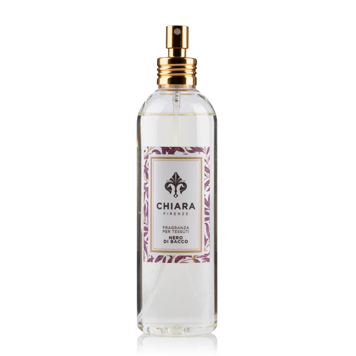 Fragranza spray per tessuti in flacone di vetro trasparente con erogatore dorato, etichetta decorata con motivo botanico a rami e foglie viola "Nero di Bacco" firmata Chiara Firenze. Profumatore per tessuti elegante con logo a giglio, ideale per rinfrescare la casa o come idea regalo raffinata.