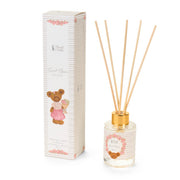 Profumatore per ambienti con bastoncini della collezione "Sweet Bear" di Nuvole di Stoffa, completo di boccetta in vetro da 70 ml e confezione regalo coordinata. Il diffusore presenta una delicata trama a righe bianche e rosa con l'illustrazione di un tenero orsetto e una ghirlanda di fiori, rifinito da una ghiera dorata, ideale per profumare e decorare le camerette dei bambini o come idea regalo.