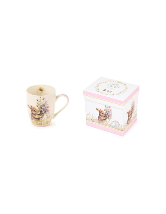 Questa elegante tazza in porcellana della collezione Dorothy di Nuvole di Stoffa è caratterizzata da un design romantico e fiabesco, perfetto per chi ama lo stile shabby chic. Il decoro centrale ritrae un dolce coniglietto circondato da una ghirlanda di rose e fiori delicati, arricchito da piccoli dettagli come fiocchi e farfalle. Realizzata con una finitura luminosa e un manico ergonomico, questa tazza è ideale per gustare tè o tisane, portando un tocco di poesia e raffinatezza sulla tua tavola 