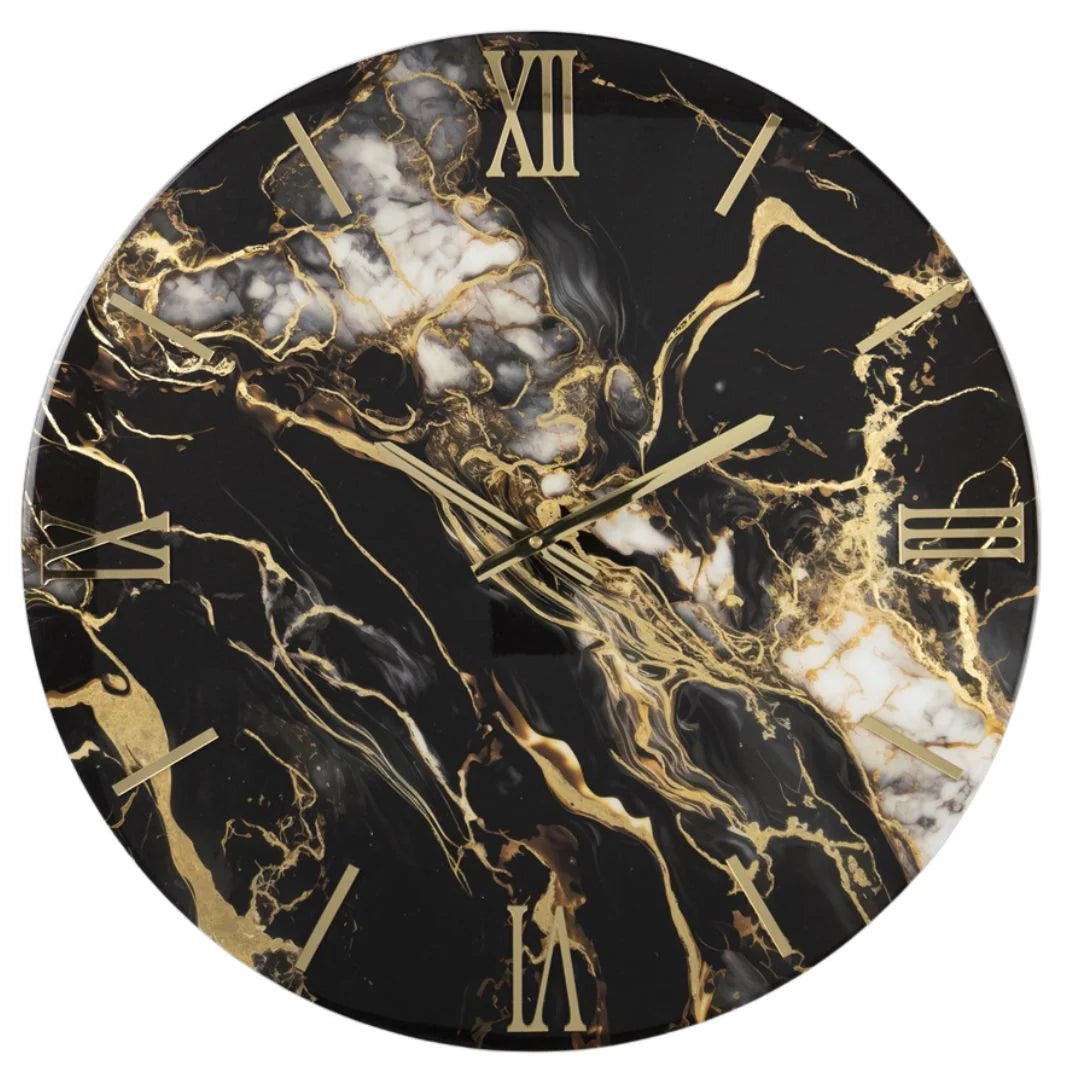 Orologio da parete circolare modello "Fluido" di Artidea. Il quadrante presenta un design drammatico a effetto marmo nero con venature bianche e ampie colate color oro che creano un contrasto dinamico. Numeri romani e indici lineari in metallo dorato lucido sono applicati a rilievo sul quadrante, coordinati con le lancette sottili dorate.