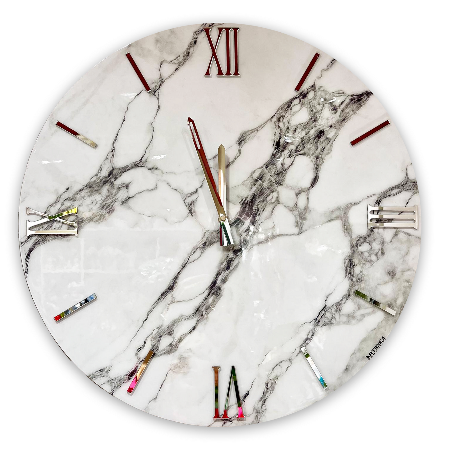Orologio da parete circolare Artidea modello Carrara, diametro 40-60 cm. Design sofisticato con superficie in poliresina lucida effetto marmo bianco Statuario, caratterizzato da venature grigie naturali, numeri romani e lancette a bastone in metallo cromato silver.