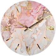 Orologio da parete circolare Artidea modello Vanitoso, diametro 60 cm. Design artistico fluido con tecnica "alcohol ink" nei toni del rosa cipria, oro e grigio perla, impreziosito da profili in oro brillante, numeri romani e lancette dorate.