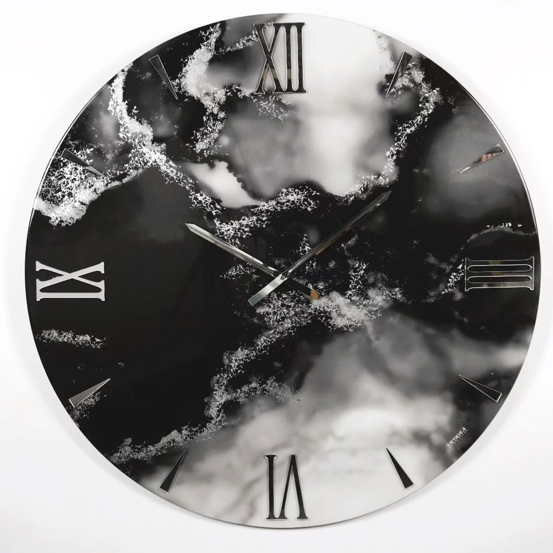 Orologio da parete circolare Artidea modello Fumo, diametro 40 cm. Design artistico astratto con venature dinamiche in bianco e nero intenso, arricchito da dettagli argentati lucidi, numeri romani e lancette in metallo silver.