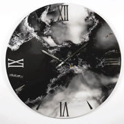Orologio da parete circolare Artidea modello Fumo, diametro 40 cm. Design artistico astratto con venature dinamiche in bianco e nero intenso, arricchito da dettagli argentati lucidi, numeri romani e lancette in metallo silver.