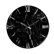 Orologio da parete circolare Artidea modello Black, diametro 40 cm. Design in poliresina effetto marmo nero assoluto con venature bianche sottili e naturali, impreziosito da numeri romani e lancette a bastone in metallo argentato lucido.