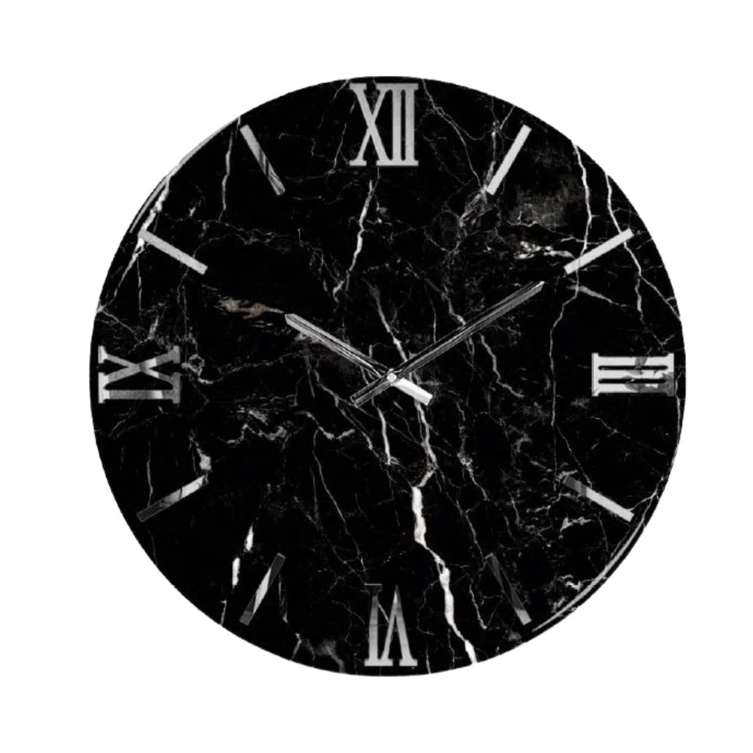 Orologio da parete circolare Artidea modello Black, diametro 40 cm. Design in poliresina effetto marmo nero assoluto con venature bianche sottili e naturali, impreziosito da numeri romani e lancette a bastone in metallo argentato lucido.