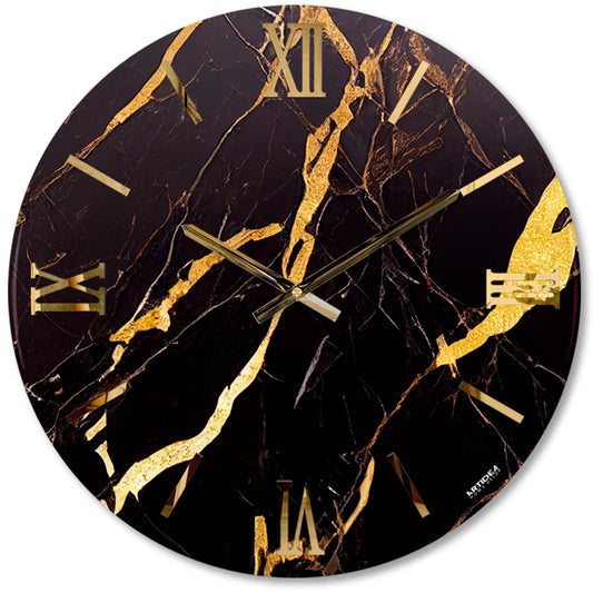 Orologio da parete circolare modello "Roma" di Artidea. Il quadrante è caratterizzato da un elegante effetto marmo nero intenso con marcate venature dorate e bianche che attraversano l'intera superficie. Gli indici, composti da numeri romani (XII, III, VI, IX) e barrette lineari, sono in metallo dorato lucido applicato a rilievo, perfettamente coordinati con le lancette sottili.
