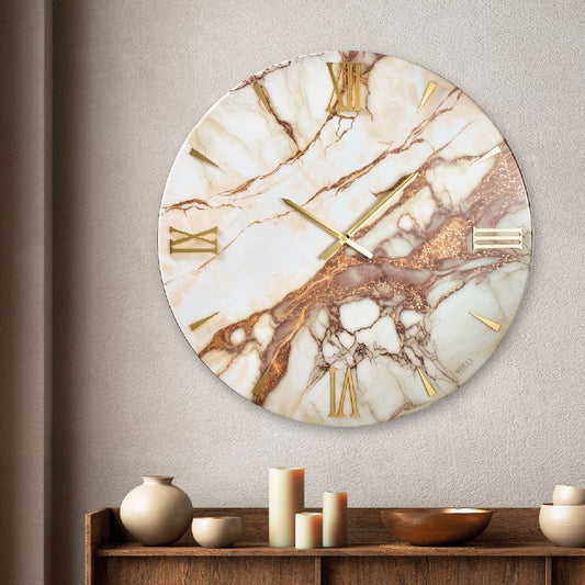 Orologio da parete circolare Artidea modello Eros, diametro 40 cm. Design effetto marmo venato nei toni del bianco, tortora e oro bronzato, con numeri romani e lancette sottili in metallo dorato.