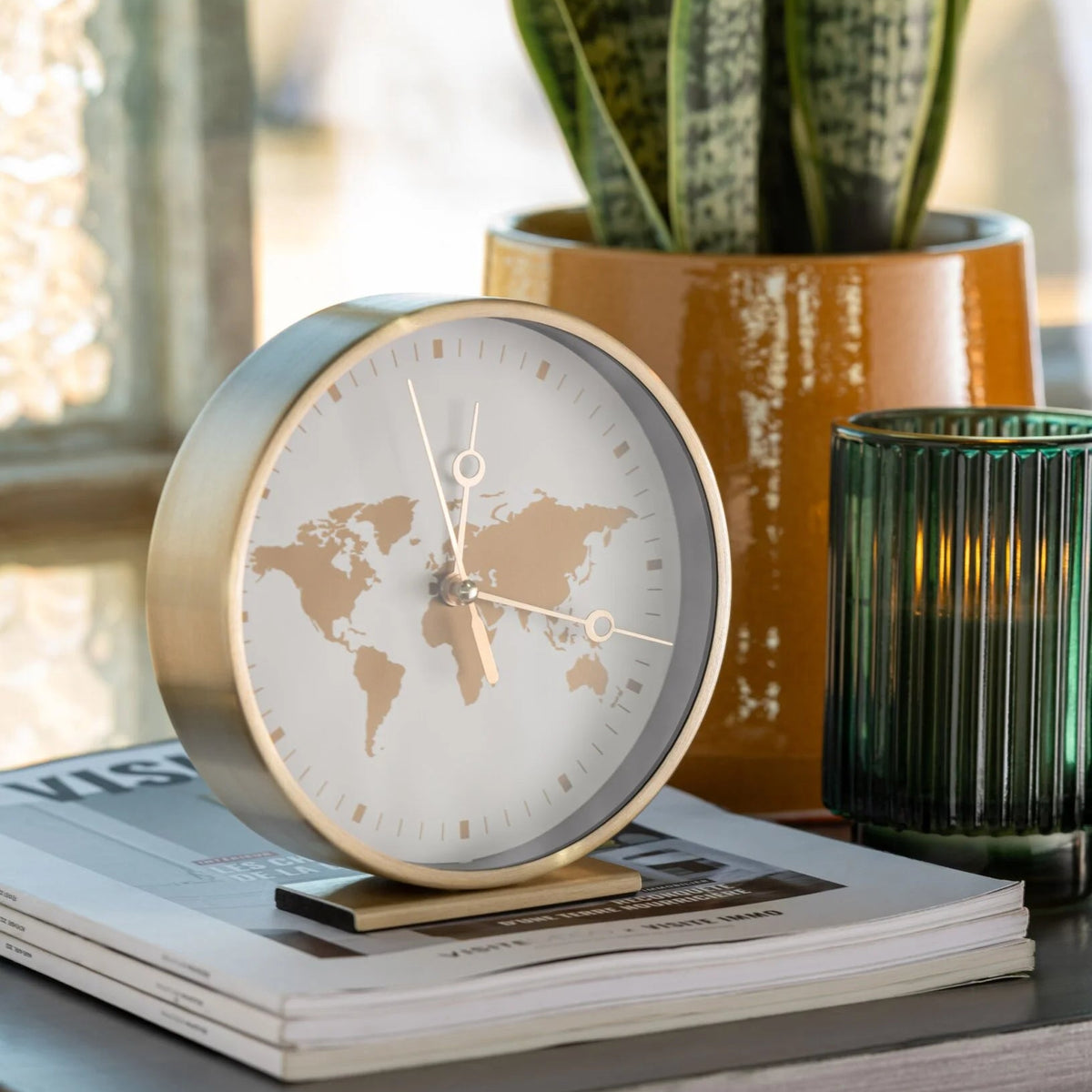 Orologi da tavolo assortiti con struttura in metallo color oro firmati Jolipa, caratterizzati da un elegante quadrante rotondo decorato con un planisfero dorato e lancette sottili abbinate. Disponibili nelle varianti con sfondo nero o bianco, questi orologi decorativi di design su base rettangolare rappresentano un complemento d'arredo moderno e sofisticato ideale per l'ufficio o il soggiorno.