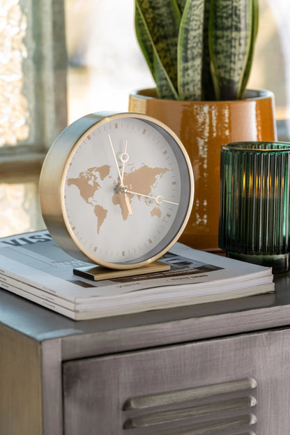 Orologi da tavolo assortiti con struttura in metallo color oro firmati Jolipa, caratterizzati da un elegante quadrante rotondo decorato con un planisfero dorato e lancette sottili abbinate. Disponibili nelle varianti con sfondo nero o bianco, questi orologi decorativi di design su base rettangolare rappresentano un complemento d'arredo moderno e sofisticato ideale per l'ufficio o il soggiorno.