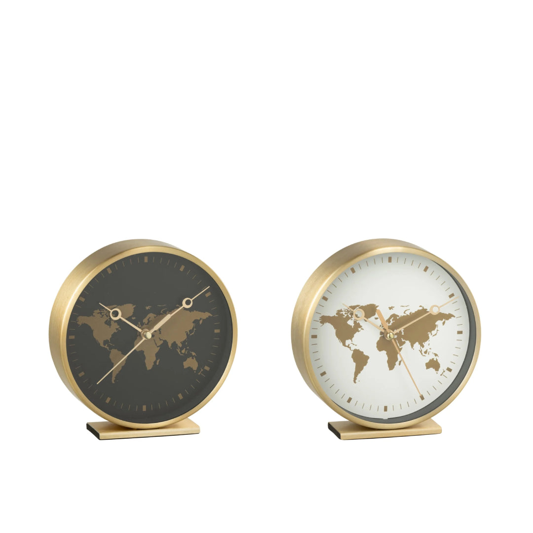 Orologi da tavolo assortiti con struttura in metallo color oro firmati Jolipa, caratterizzati da un elegante quadrante rotondo decorato con un planisfero dorato e lancette sottili abbinate. Disponibili nelle varianti con sfondo nero o bianco, questi orologi decorativi di design su base rettangolare rappresentano un complemento d'arredo moderno e sofisticato ideale per l'ufficio o il soggiorno.