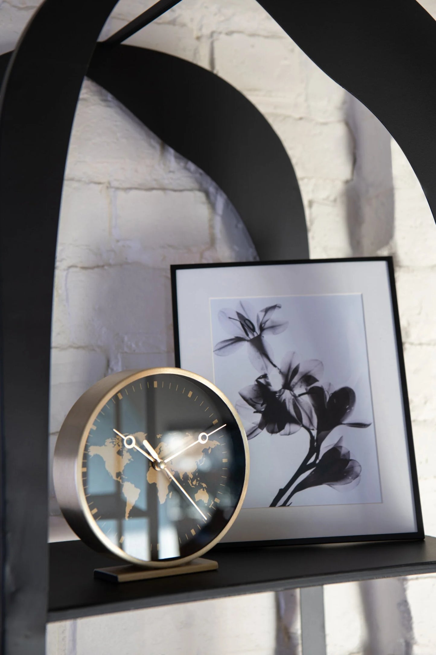 Orologi da tavolo assortiti con struttura in metallo color oro firmati Jolipa, caratterizzati da un elegante quadrante rotondo decorato con un planisfero dorato e lancette sottili abbinate. Disponibili nelle varianti con sfondo nero o bianco, questi orologi decorativi di design su base rettangolare rappresentano un complemento d'arredo moderno e sofisticato ideale per l'ufficio o il soggiorno.