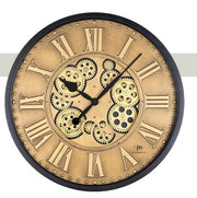 Orologio da parete circolare "Ingranaggi Rotanti Gold" di Justaminute. Il design è caratterizzato da un quadrante in metallo dorato con finitura spazzolata, numeri romani classici a rilievo lungo il bordo e un centro a vista che rivela un complesso meccanismo di ingranaggi neri e oro. Le lancette nere a goccia contrastano con il fondo metallico, mentre il logo "jm Justaminute" è posizionato in basso a destra.