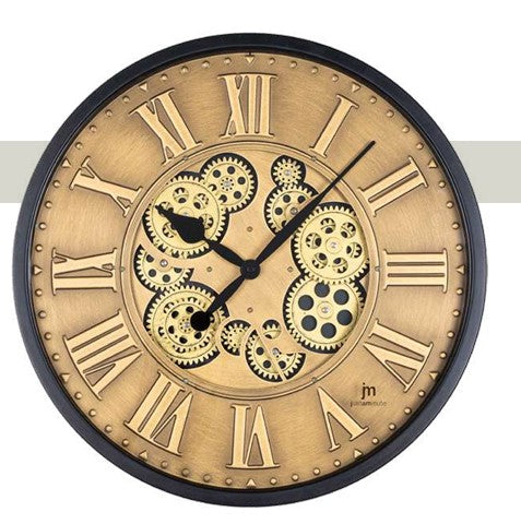 Orologio da parete circolare "Ingranaggi Rotanti Gold" di Justaminute. Il design è caratterizzato da un quadrante in metallo dorato con finitura spazzolata, numeri romani classici a rilievo lungo il bordo e un centro a vista che rivela un complesso meccanismo di ingranaggi neri e oro. Le lancette nere a goccia contrastano con il fondo metallico, mentre il logo "jm Justaminute" è posizionato in basso a destra.