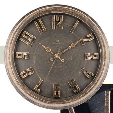 Orologio da parete circolare Justaminute con finitura bronzo anticato. Il quadrante scuro presenta una texture spazzolata circolare su cui risaltano grandi numeri arabi a rilievo in metallo bronzato. Le lancette coordinate sono sagomate in stile classico. Design robusto con cornice spessa, ideale per un arredamento industrial o rétro.